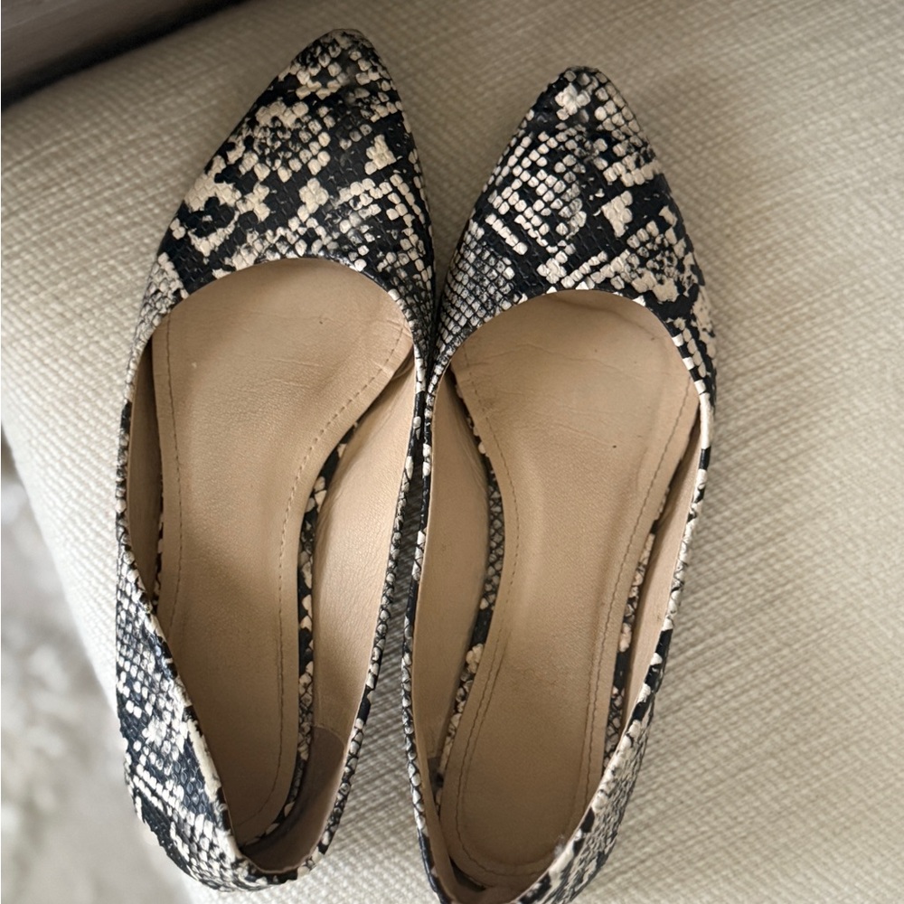 Stylish Black and White Snakeskin Women's Flats